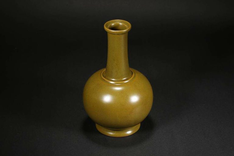 CHINESE QING DYNASTY TEA DUST GLAZE BOTTLE