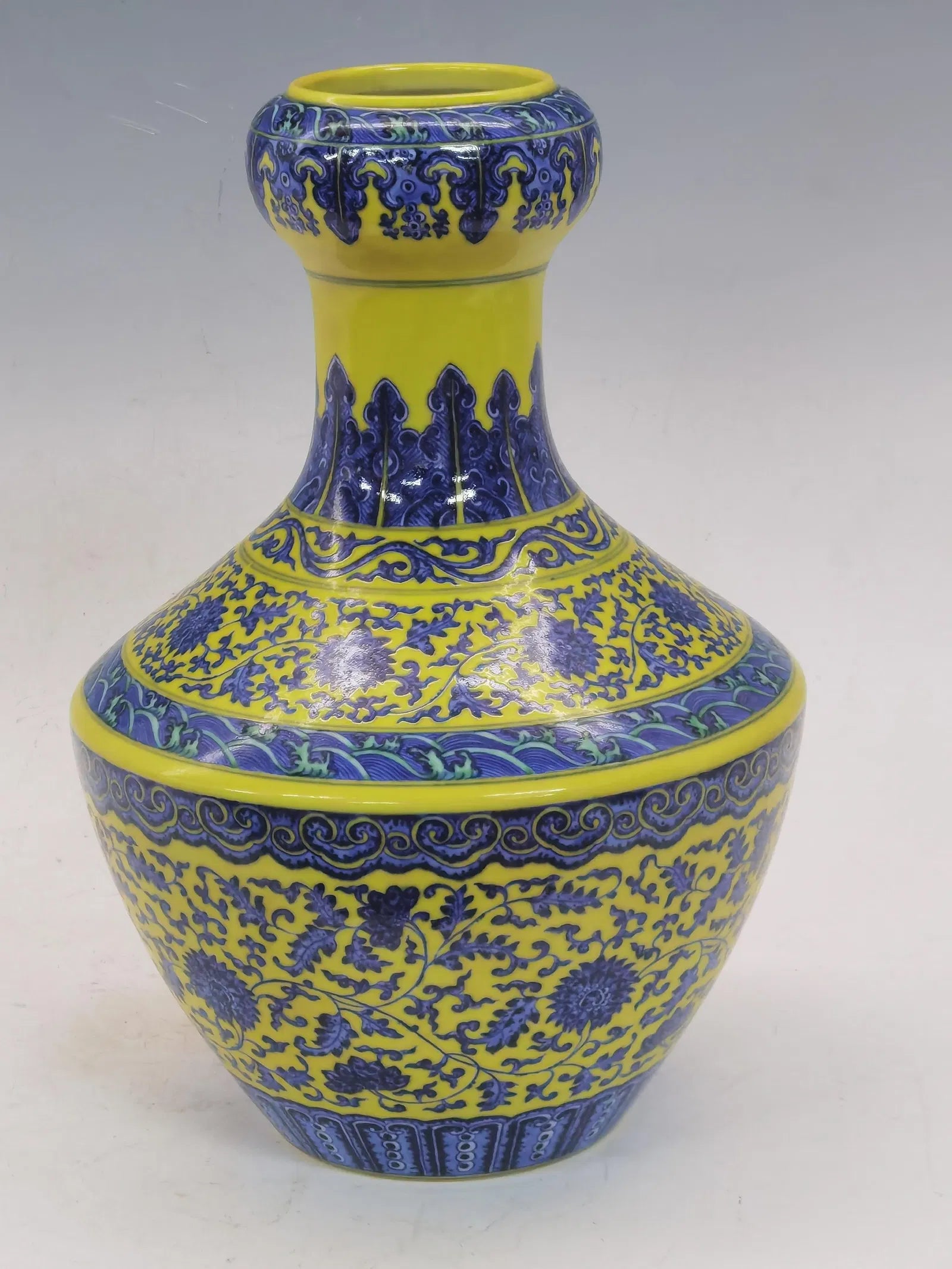 18th Century Chinese Yellow-glazed blue and white garlic bottle