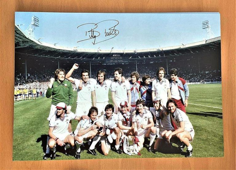 Billy Bonds Signed 16x12 Inch Colour Photo – West Ham United FA Cup Celebration