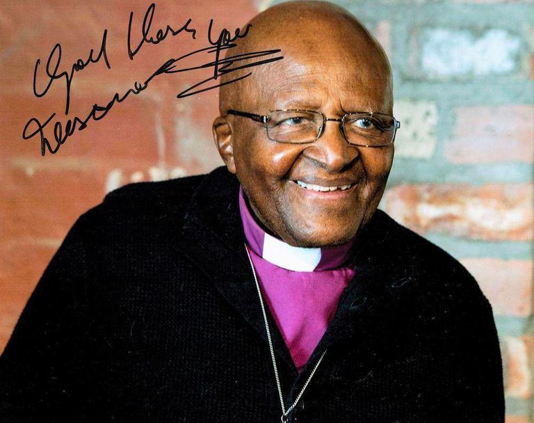 Desmond Tutu Signed 10x8 Colour Photo – Anti-Apartheid & Human Rights Icon