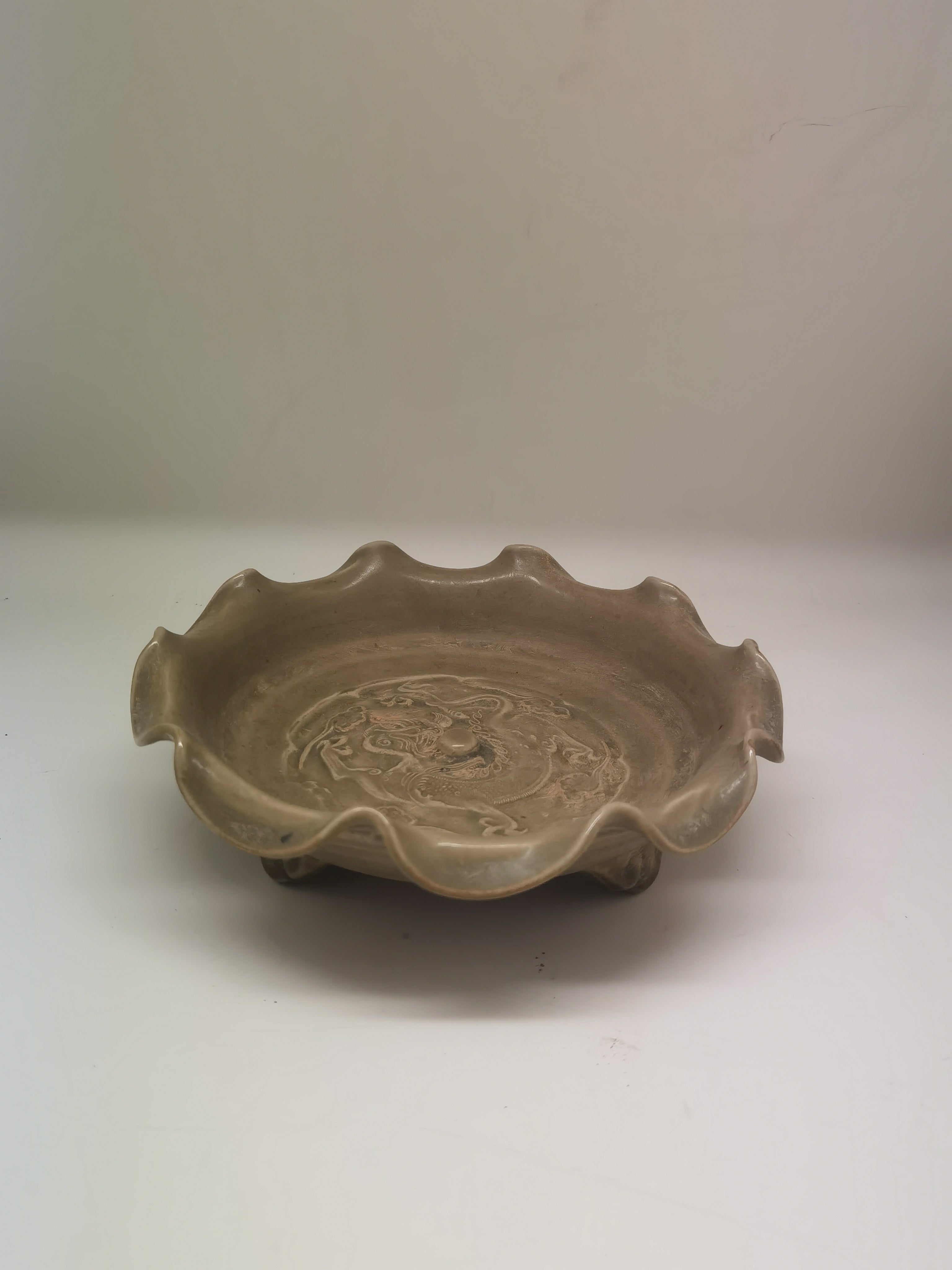 Three-Legged Fan-Shaped Dragon-Patterned Dish