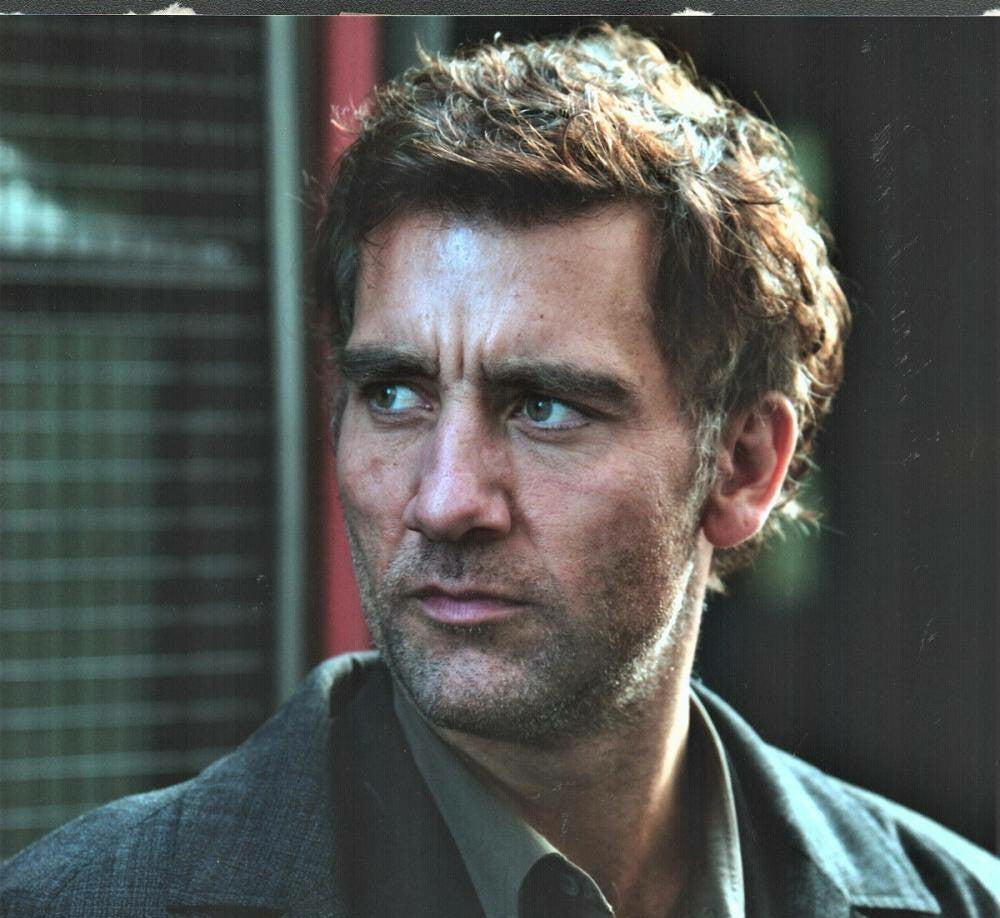 Clive Owen Signed Photograph and Signature Card