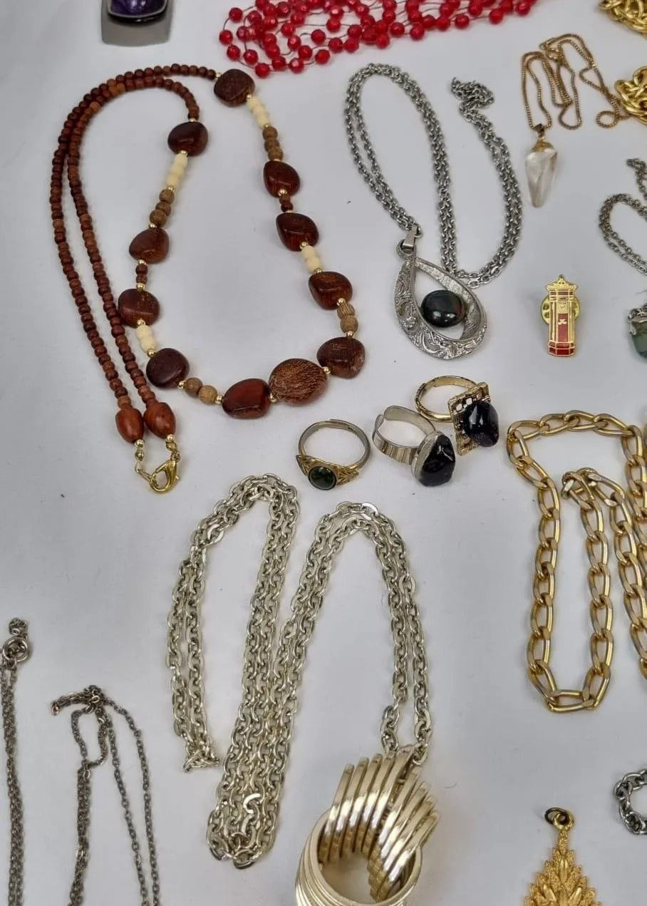 Elegance Unleashed: Eclectic Batch of Quality Costume Jewelry - Statement Pieces