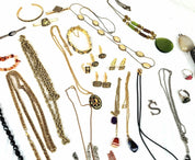 Chic Treasures: Batch of Quality Costume Jewelry - Eclectic Mix, Fashionable Fin