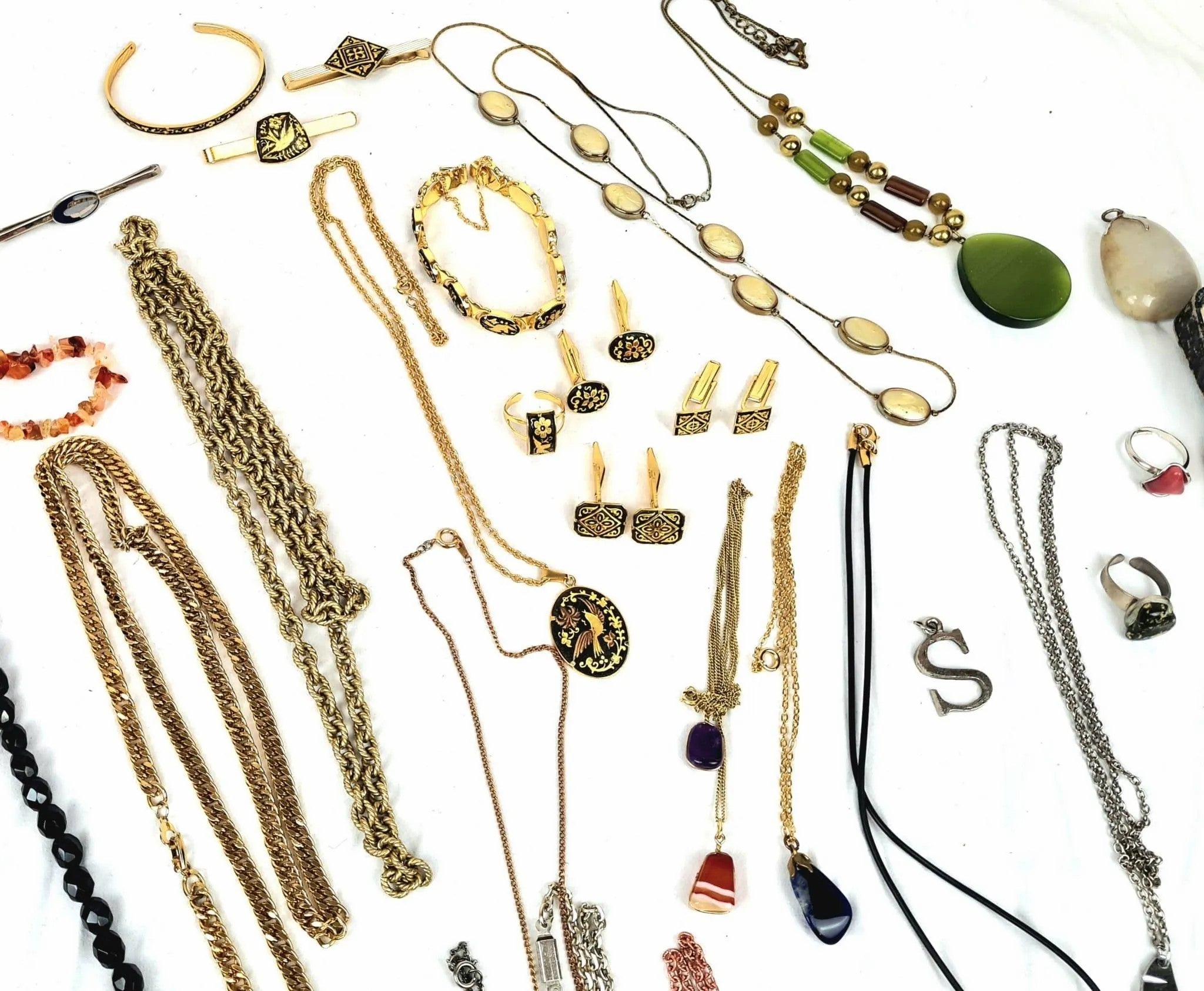 Chic Treasures: Batch of Quality Costume Jewelry - Eclectic Mix, Fashionable Fin