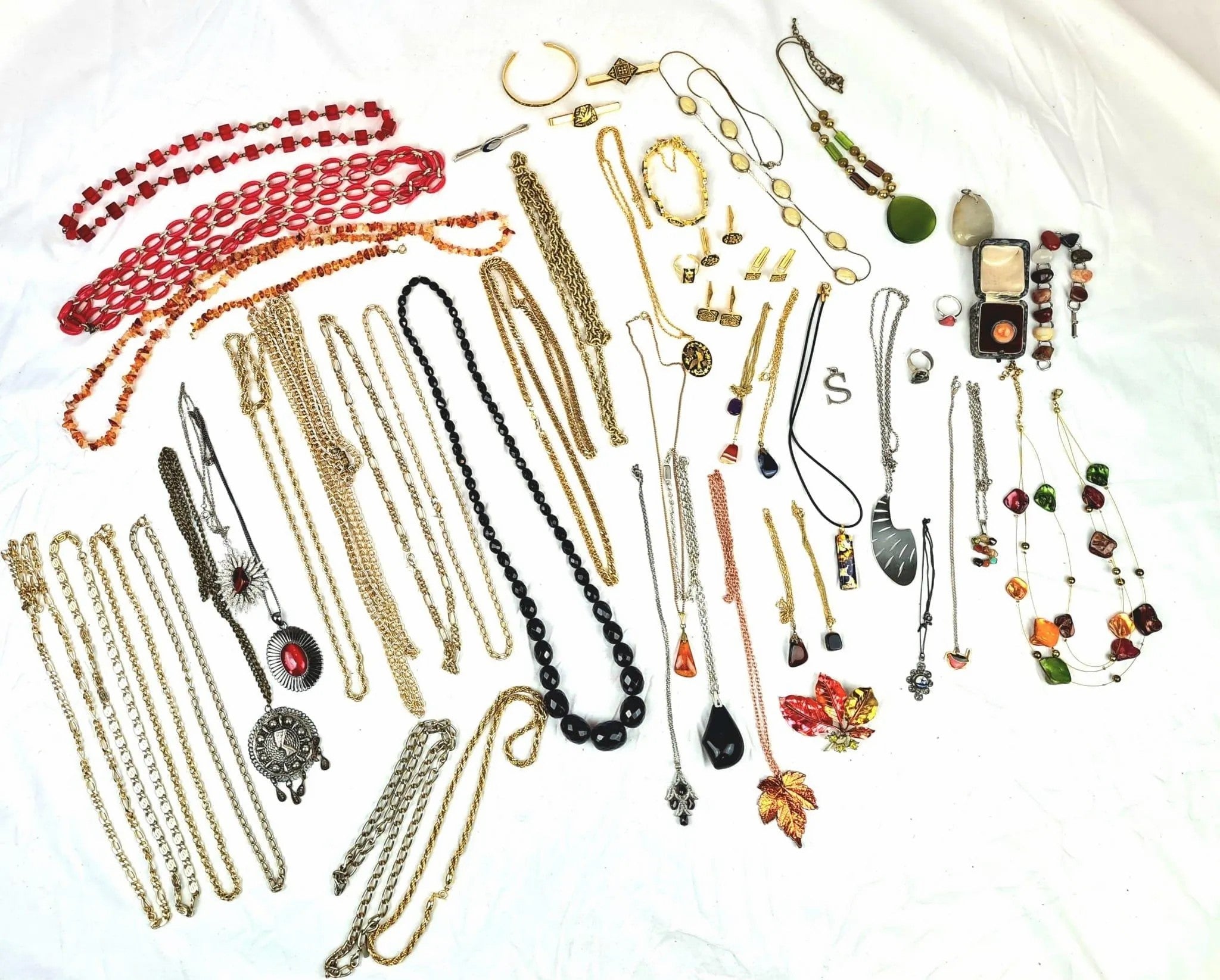 Chic Treasures: Batch of Quality Costume Jewelry - Eclectic Mix, Fashionable Fin