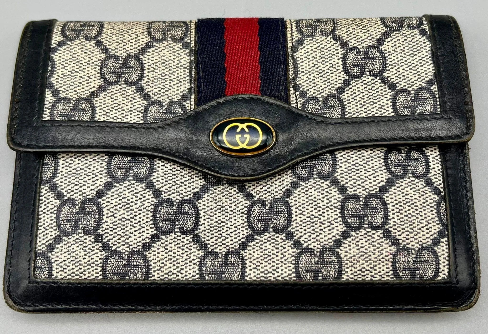 Authentic Gucci Single Book Purse - Compact and Stylish - 15 x 10cm