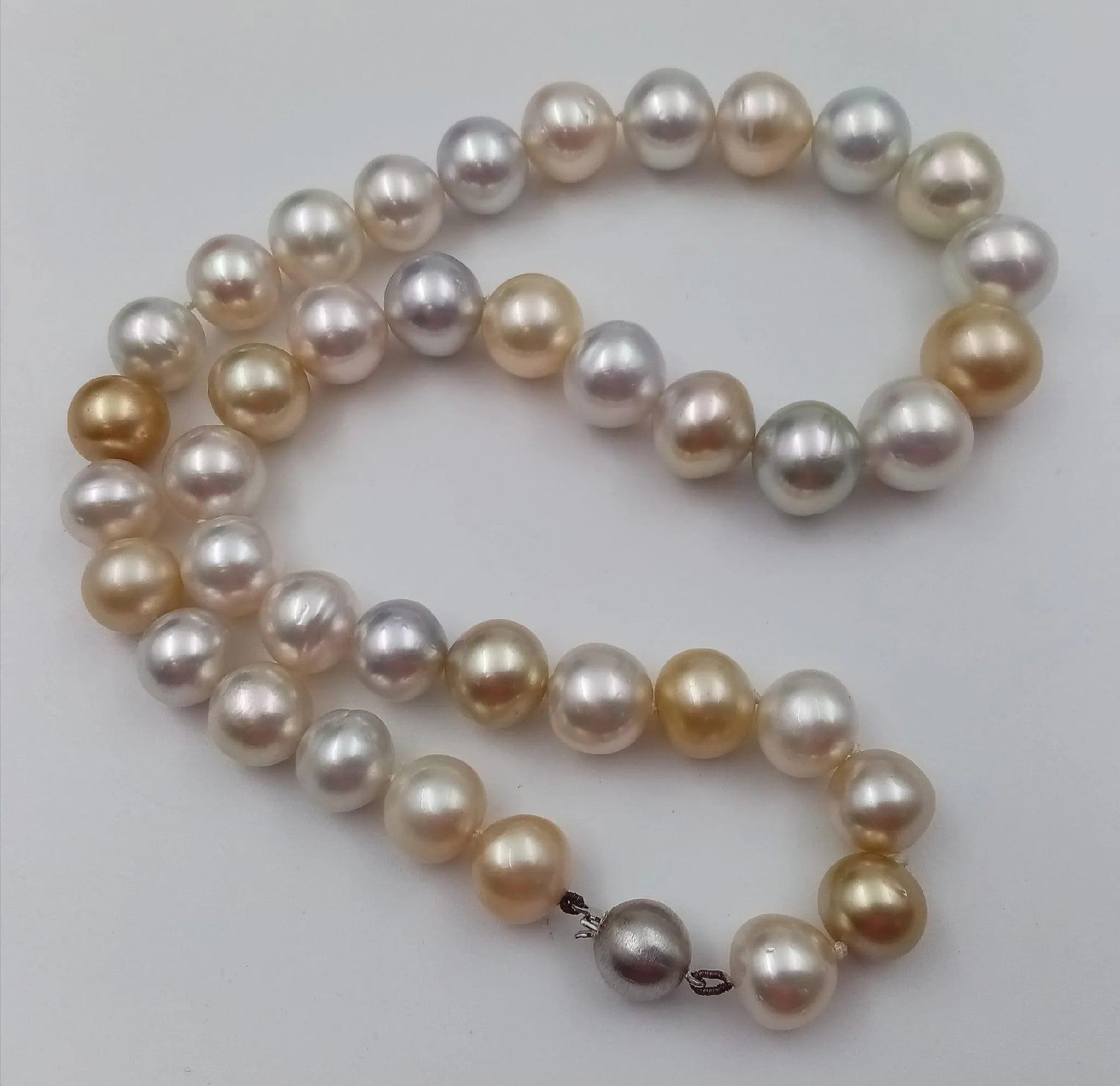 Chic Single Row String of Pearls Necklace - Vibrant Yellow and White Pearls