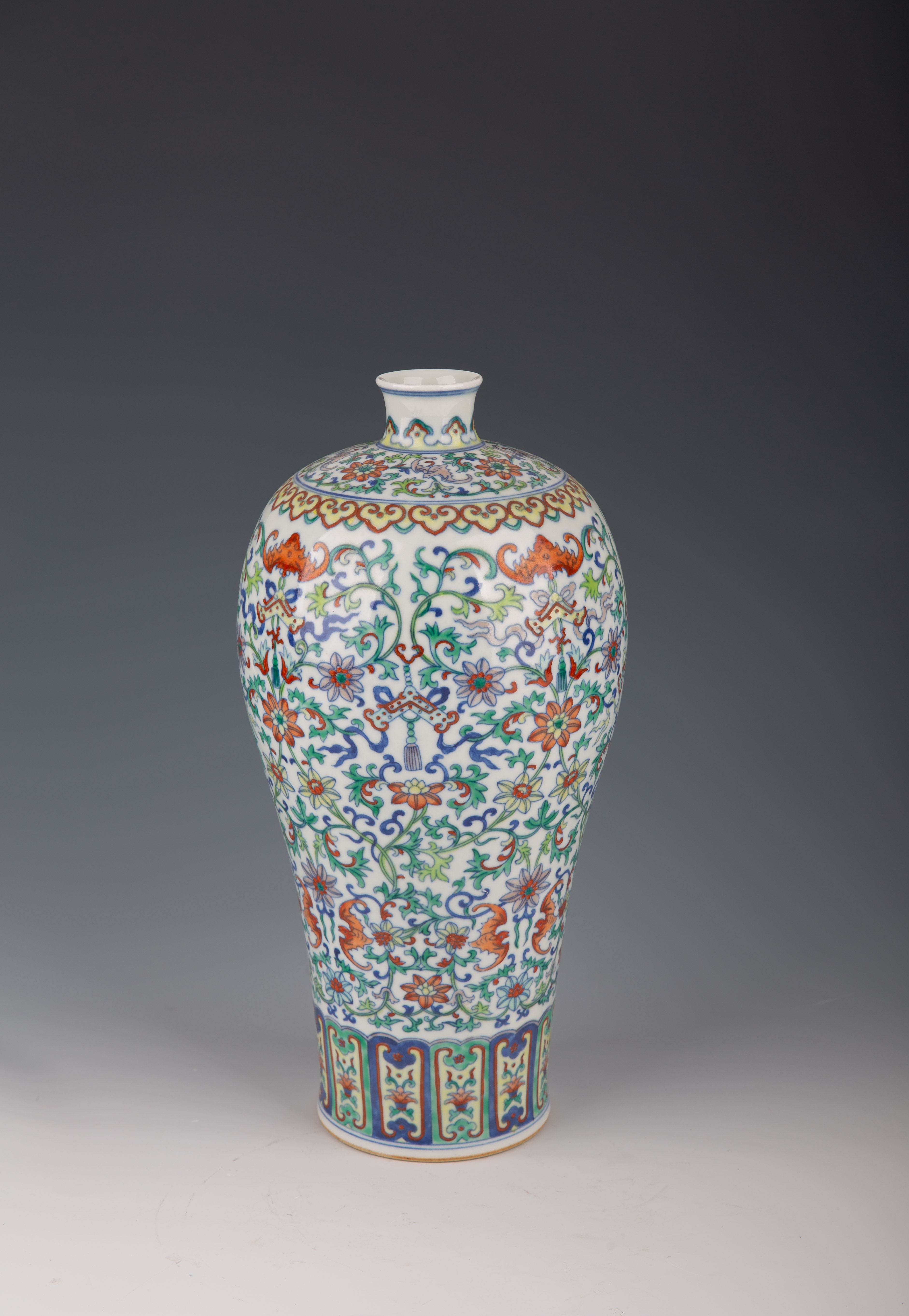 A Chinese Dou-Cai Glazed Porcelain Vase