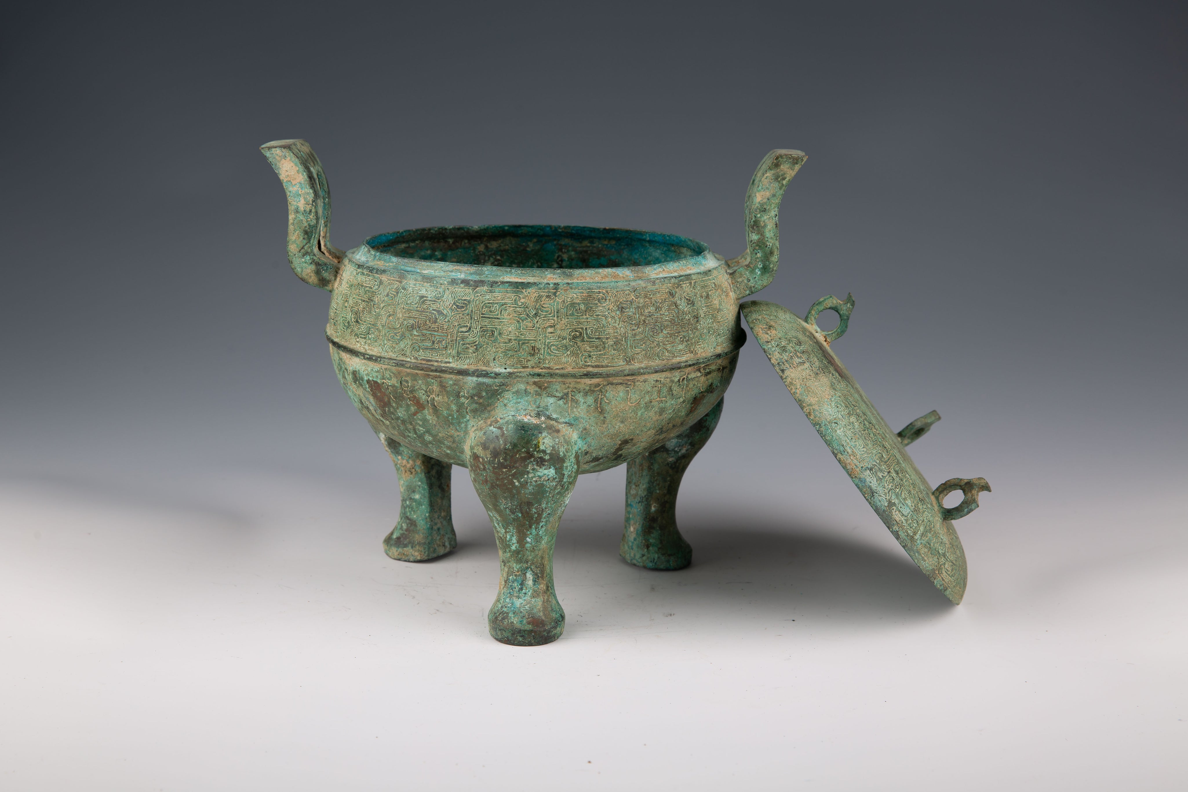 Chinese Bronze Ritual Tripod Food Vessel with Cover