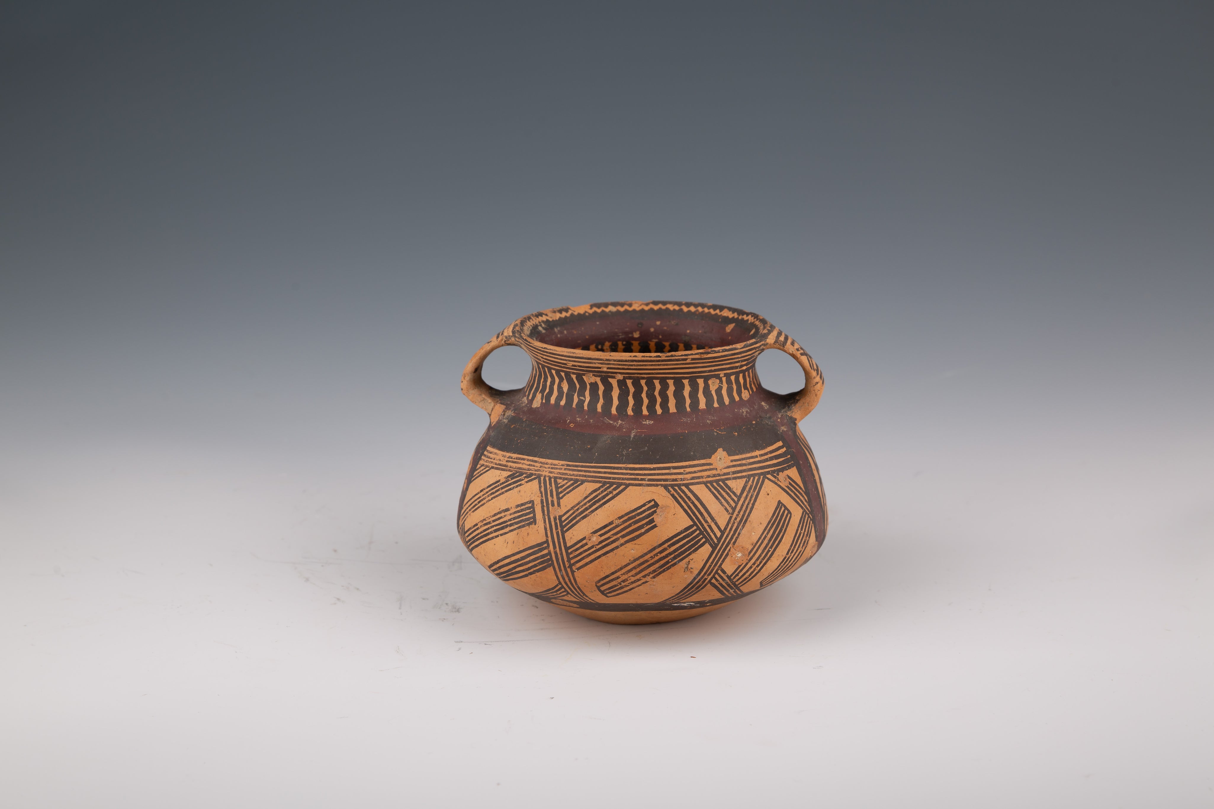 Clay with ochre and brown geometric decorations in the New Stone Age of China