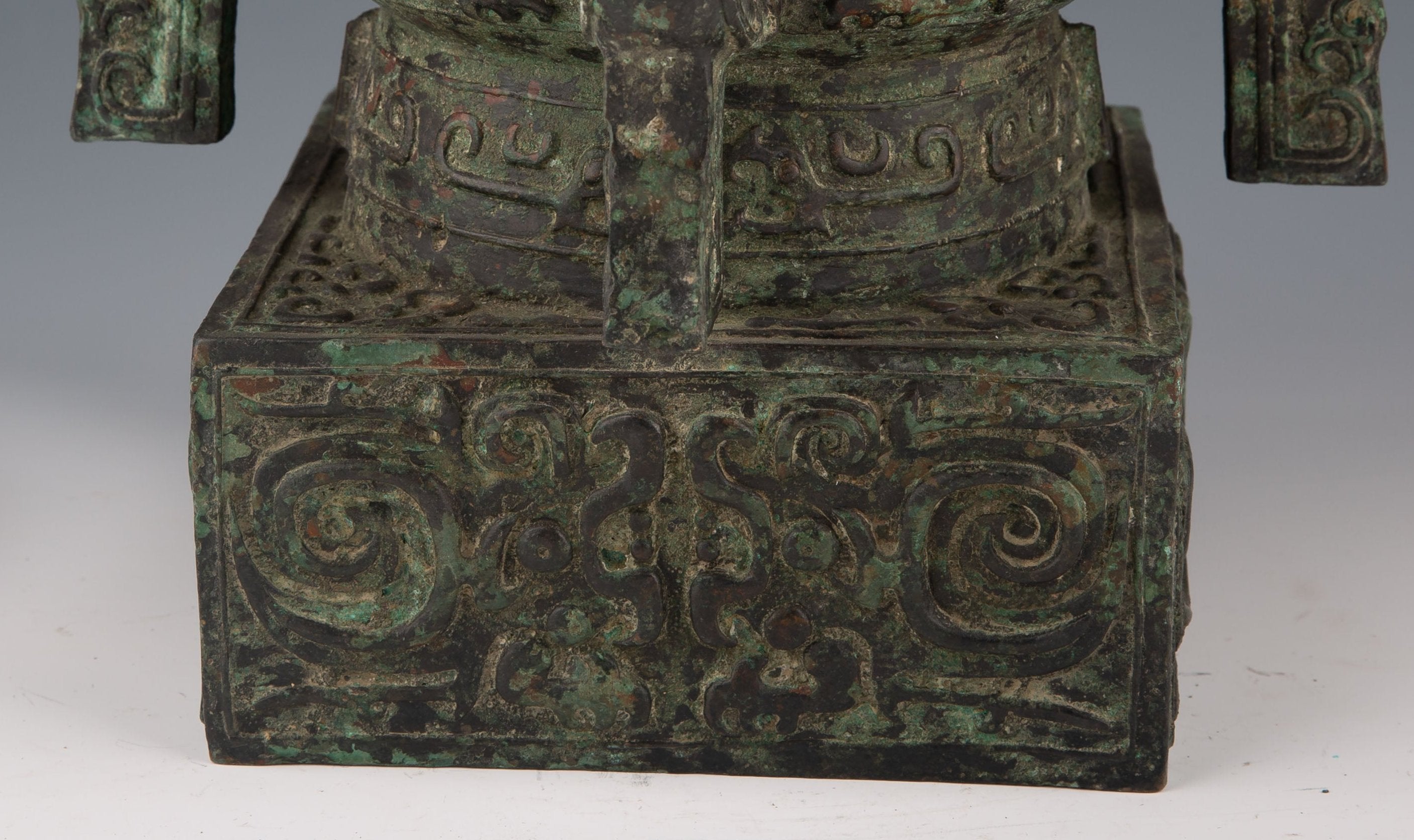 CHINESE BRONZE CENTERPIECE