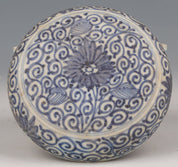 Blue and white porcelain box cover during the Kangxi period in China