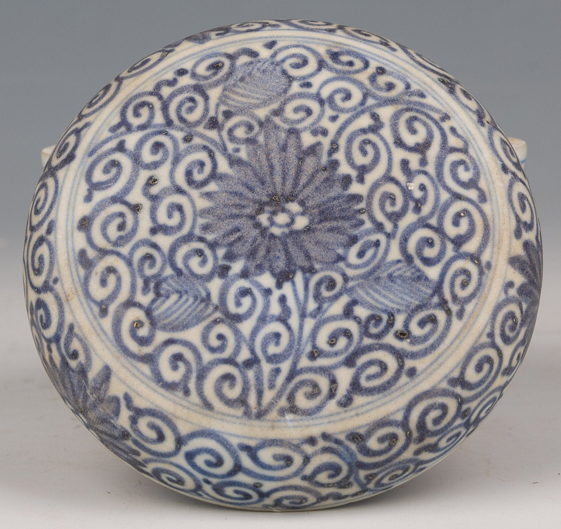 Blue and white porcelain box cover during the Kangxi period in China