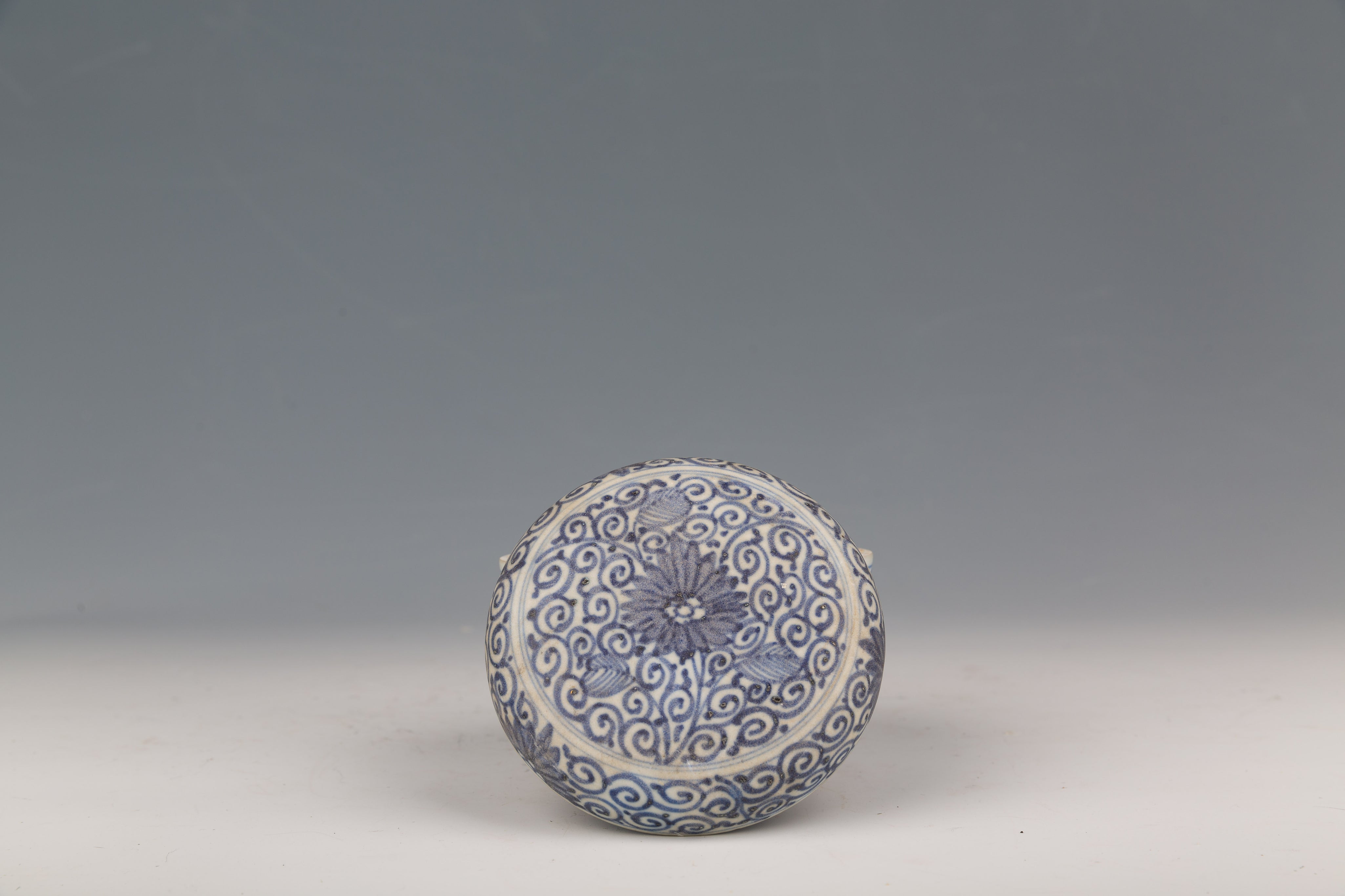 Blue and white porcelain box cover during the Kangxi period in China