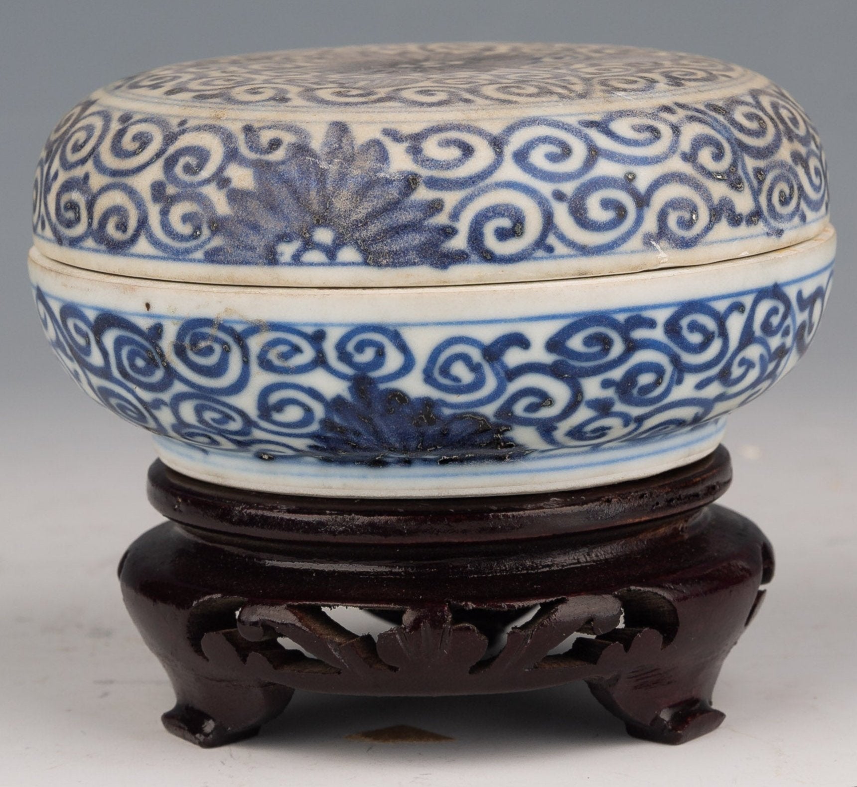 Blue and white porcelain box cover during the Kangxi period in China