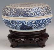 Blue and white porcelain box cover during the Kangxi period in China