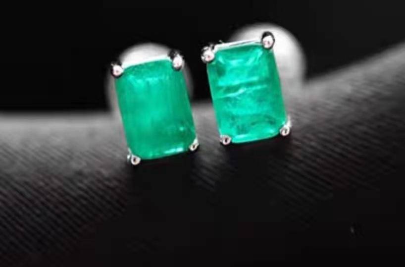 Timeless Elegance! Genuine Emerald Stud Earrings - Classic Green Sparkle