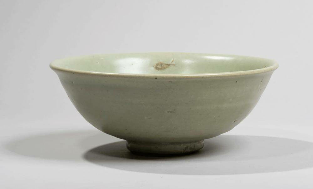 Timeless Elegance! Longquan Glazed Stoneware Bowl - Celadon with Flower Print