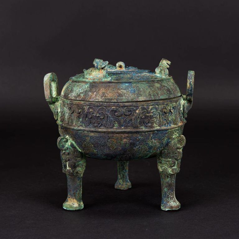A Bronze Ritual Tripod Vessel and Cover (Ding)